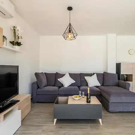 Calle Marbella Chalet With Garden By